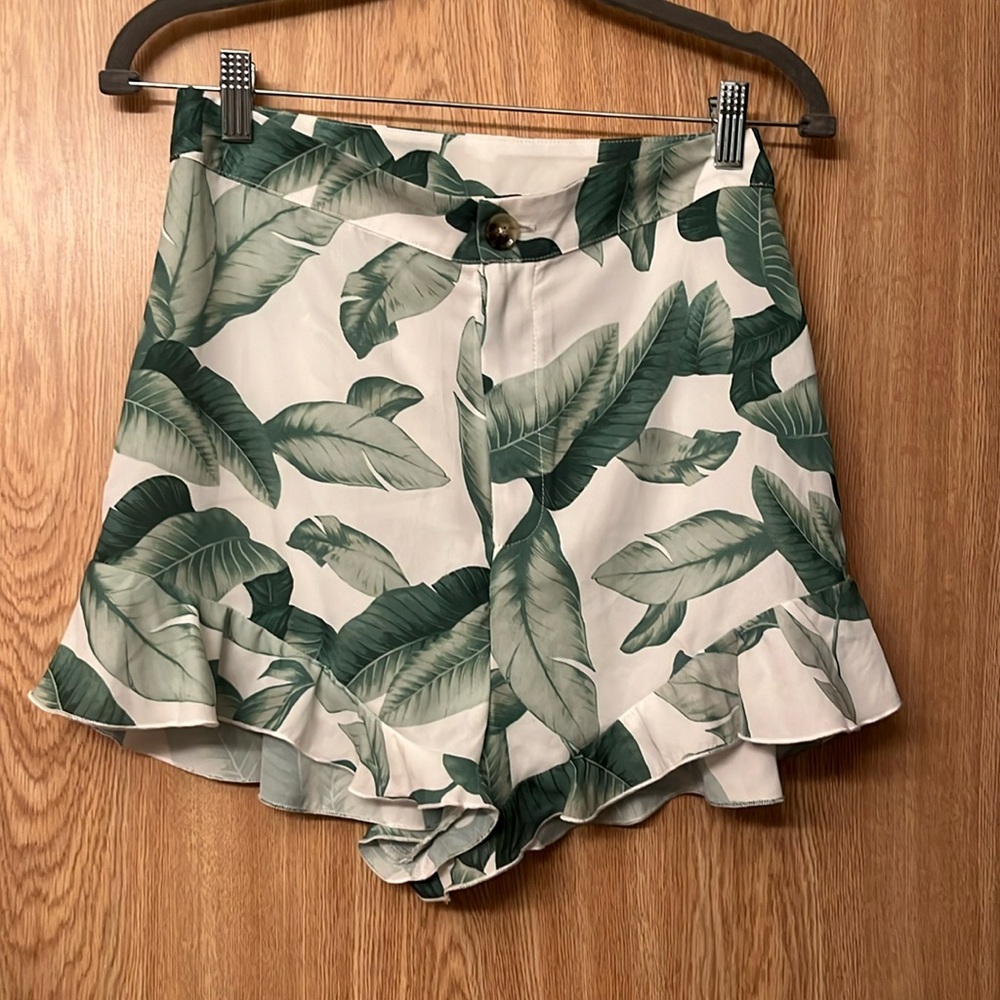 Show Me Your Mimi leaf print white/green shorts - Medium